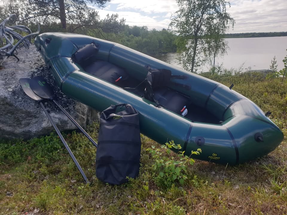 Vuokrattavana kahden istuttava Packraft eli reppukokoinen kevyt ilmatäytteinen kajakki ja kanootti Inarin Partakossa